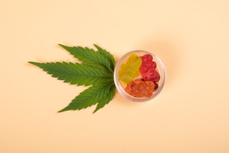 CBD-gummies och hampablad