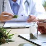 Doktor som skriver ut medicinsk cannabis