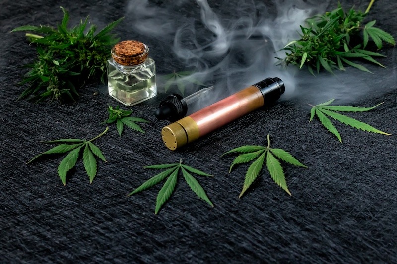 En vape med CBD och hampablad